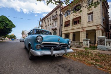 Havana, Küba - 14 Mayıs 2019: Canlı ve parlak güneşli bir sabah ta Eski Havana Şehrinin sokaklarında Klasik Eski Araba.