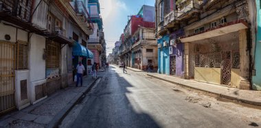 Havana, Küba - 13 Mayıs 2019: Eski Havana Şehrinin Panoramik Sokak manzarası, Küba'nın başkenti, aydınlık ve güneşli bir sabah.