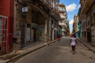 Havana, Küba - 13 Mayıs 2019: Eski Havana Şehrinin Sokak manzarası, Küba'nın başkenti, aydınlık ve güneşli bir sabah.