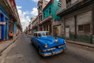Havana, Küba - 14 Mayıs 2019: Canlı ve parlak güneşli bir sabah sırasında Eski Havana City sokaklarında Klasik Eski Taksi Arabası.