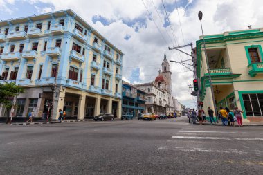 Havana, Küba - 14 Mayıs 2019: Eski Havana Şehrinin Sokak manzarası, Küba'nın başkenti, aydınlık ve güneşli bir günde.