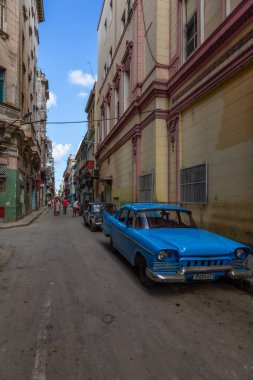 Havana, Küba - 13 Mayıs 2019: Canlı ve parlak güneşli bir sabah ta Eski Havana Şehrinin sokaklarında Klasik Eski Araba.