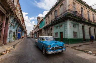 Havana, Küba - 14 Mayıs 2019: Canlı ve parlak güneşli bir sabah sırasında Eski Havana City sokaklarında Klasik Eski Taksi Arabası.