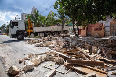 Havana, Küba - 13 Mayıs 2019: Havana City, Küba'nın başkenti sokaklarında, aydınlık ve güneşli bir sabahta inşaat enkazı.