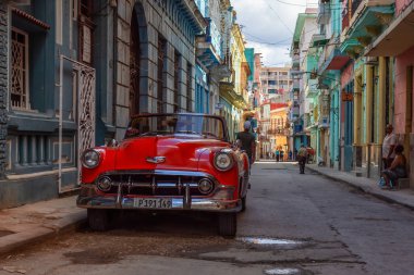 Havana, Küba - 13 Mayıs 2019: Canlı ve parlak güneşli bir sabah ta Eski Havana Şehrinin sokaklarında Klasik Eski Araba.