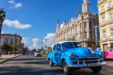 Havana, Küba - 13 Mayıs 2019: Canlı ve parlak güneşli bir sabah ta Eski Havana Şehrinin sokaklarında Klasik Eski Araba.