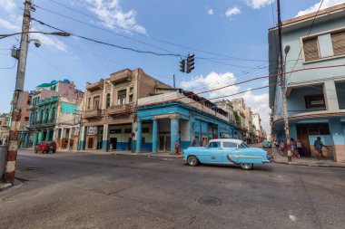 Havana, Küba - 14 Mayıs 2019: Canlı ve parlak güneşli bir sabah sırasında Eski Havana City sokaklarında Klasik Eski Taksi Arabası.