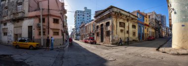 Havana, Küba - 13 Mayıs 2019: Eski Havana Şehrinin Panoramik Sokak manzarası, Küba'nın başkenti, aydınlık ve güneşli bir sabah.