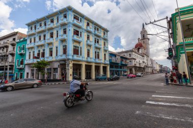 Havana, Küba - 14 Mayıs 2019: Eski Havana Şehrinin Sokak manzarası, Küba'nın başkenti, aydınlık ve güneşli bir günde.