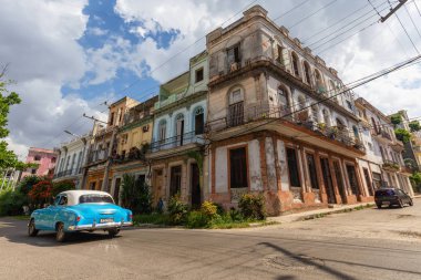 Havana, Küba - 14 Mayıs 2019: Canlı ve parlak güneşli bir sabah ta Eski Havana Şehrinin sokaklarında Klasik Eski Araba.