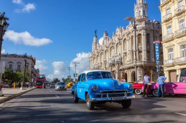 Havana, Küba - 13 Mayıs 2019: Canlı ve parlak güneşli bir sabah ta Eski Havana Şehrinin sokaklarında Klasik Eski Araba.