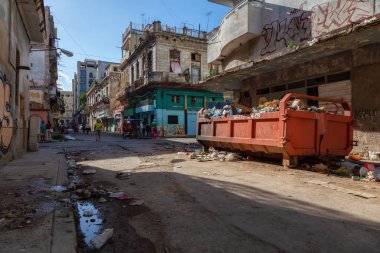Havana, Küba - 13 Mayıs 2019: Eski Havana'da çöple dolu kirli sokaklar, Küba'nın başkenti, aydınlık ve güneşli bir sabah.