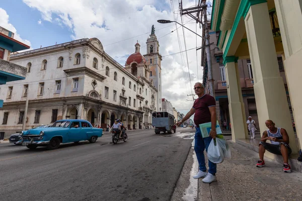 Гавана Куба Мая 2019 Года Человек Машущий Такси Старой Гаване — стоковое фото