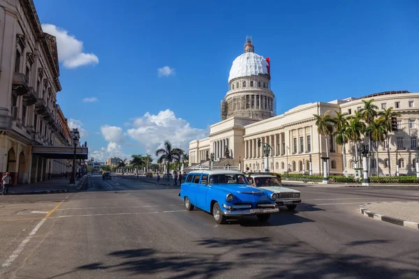 Havana Cuba Maio 2019 Carro Velho Clássico Nas Ruas Cidade — Fotografia de Stock