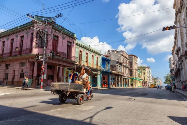 Avana Cuba Maggio 2019 Popolo Cubano Sella Una Moto Strade — Foto Stock