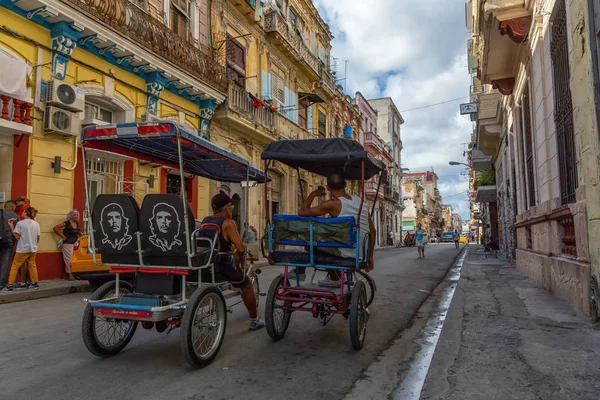 Hawana Kuba Maja 2019 Rower Taksówkarz Jazda Ulicach Starej Hawany — Zdjęcie stockowe