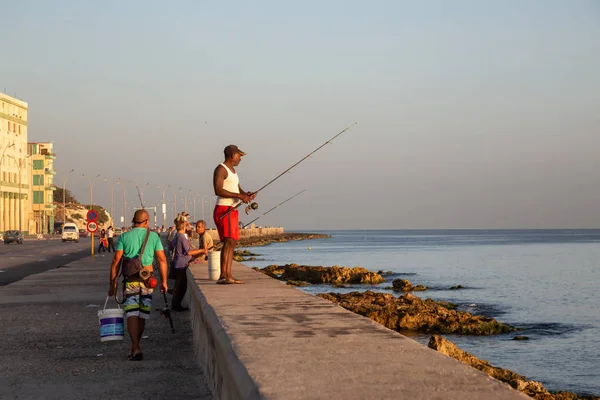 古巴哈瓦那 2019年5月14日 古巴人民在阳光明媚的日出中清晨在海洋中钓鱼 拍摄于粮食危机期间 — 图库照片
