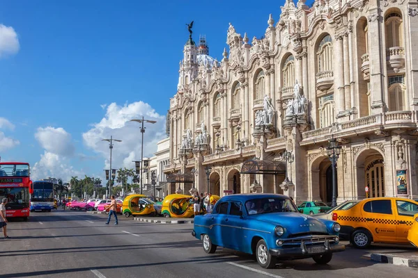 ハバナ キューバ 2019年5月13日 活気に満ちた明るい晴れた朝の旧ハバナ市の通りでクラシックオールドカー — ストック写真