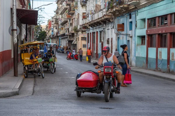 Havana Cuba Mei 2019 Cubaanse Man Rijdt Een Motorfiets Straten — Stockfoto