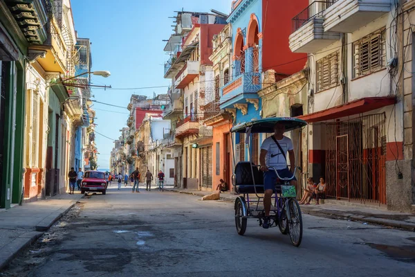 古巴哈瓦那 2019年5月13日 古巴首都哈瓦那老城街景 在阳光明媚的早晨 — 图库照片