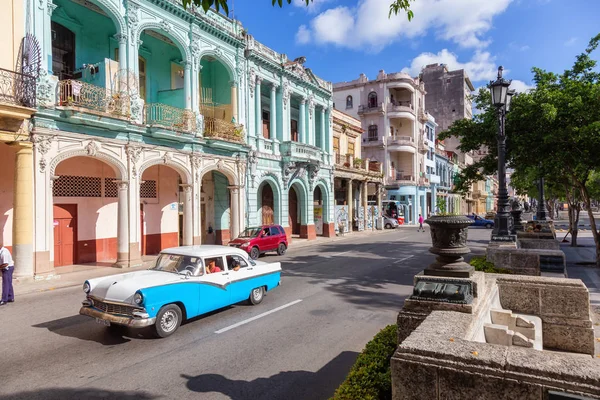 Havana, Küba - 13 Mayıs 2019: Canlı ve parlak güneşli bir sabah ta Eski Havana Şehrinin sokaklarında Klasik Eski Araba.