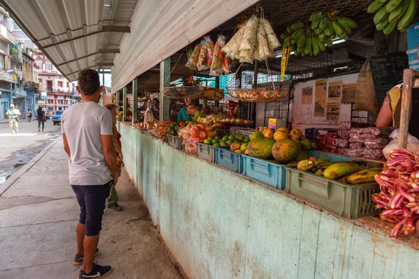 Havana Cuba Mei 2019 Verkoper Verkoopt Verse Groenten Fruit Straten — Stockfoto