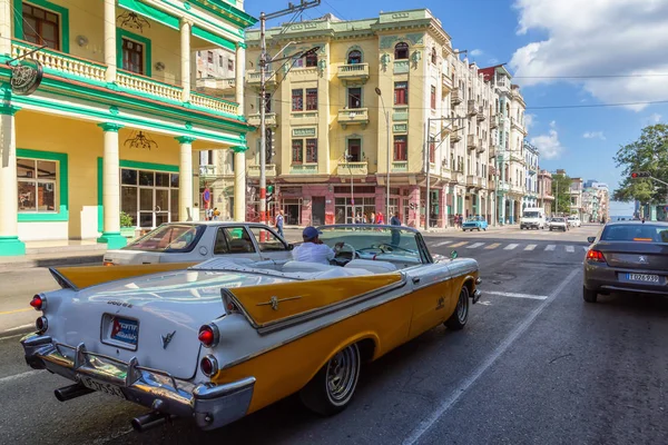아바나 2019년 13일 활기차고 화창한 하바나 시티의 거리에서 클래식 자동차 — 스톡 사진