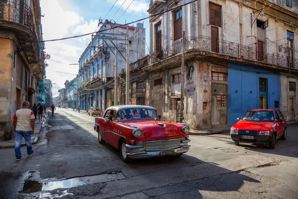 ハバナ キューバ 2019年5月13日 活気に満ちた明るい晴れた朝の旧ハバナ市の通りで古典的な古いタクシー車 — ストック写真