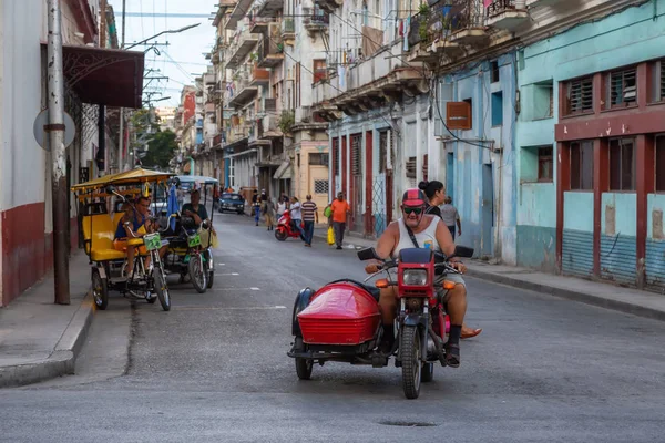 Havana Cuba Mei 2019 Cubaanse Man Rijdt Een Motorfiets Straten — Stockfoto