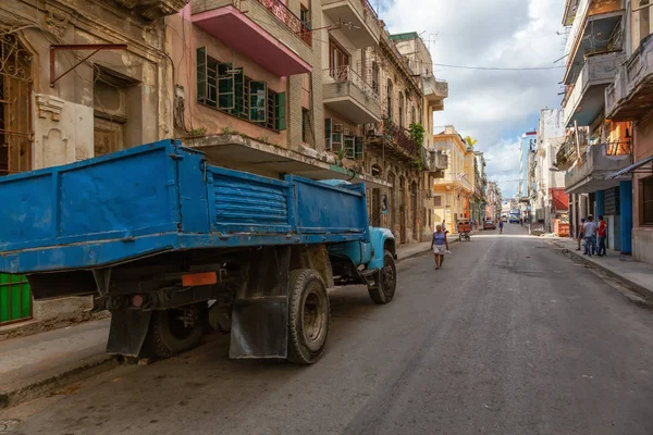 古巴哈瓦那 2019年5月13日 在古巴首都哈瓦那老城的街道上 在一个阳光明媚的早晨 商业自卸卡车 — 图库照片