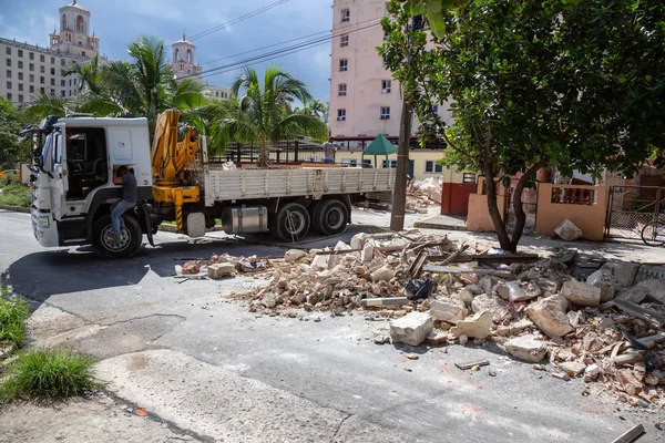古巴哈瓦那 2019年5月13日 古巴首都哈瓦那市街头建筑废墟 在一个阳光明媚的早晨 — 图库照片