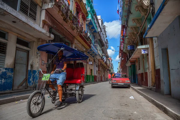Hawana Kuba Maja 2019 Rower Taksówkarz Jazda Ulicach Starej Hawany — Zdjęcie stockowe