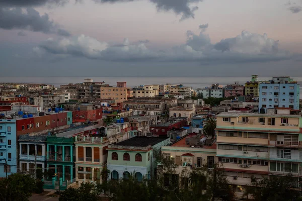 古巴首都哈瓦那市民居的鸟瞰图 在五颜六色的多云日出中 — 图库照片