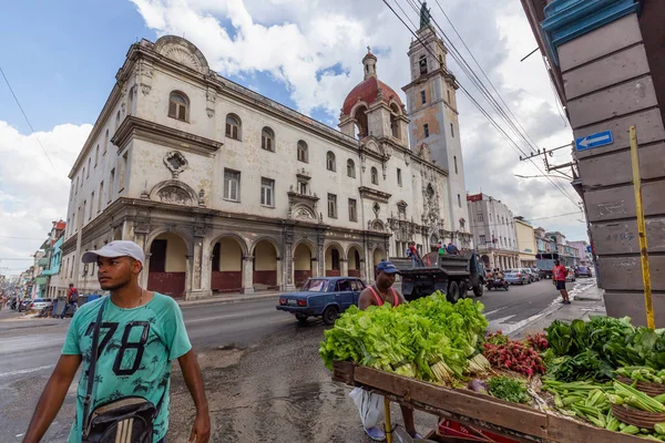 Havana Cuba Mei 2019 Verkoper Verkoopt Groene Groenten Straten Van — Stockfoto