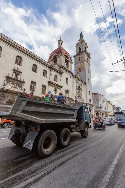Havana Cuba Maio 2019 Caminhão Com Cubanos Dentro Rua Cidade — Fotografia de Stock