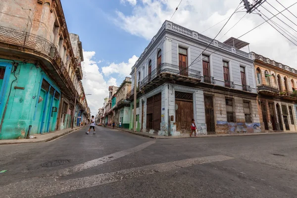 Havana, Küba - 14 Mayıs 2019: Eski Havana Şehrinin Sokak manzarası, Küba'nın başkenti, aydınlık ve güneşli bir günde.