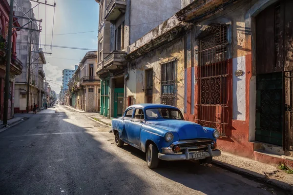 ハバナ キューバ 2019年5月13日 活気に満ちた明るい晴れた朝の旧ハバナ市の通りでクラシックオールドカー — ストック写真