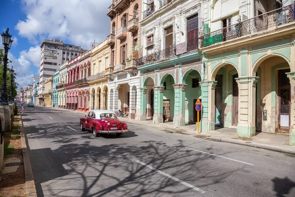 古巴哈瓦那 2019年5月13日 在哈瓦那老城的街道上 在一个充满活力和明亮的阳光明媚的早晨的经典老出租车 — 图库照片