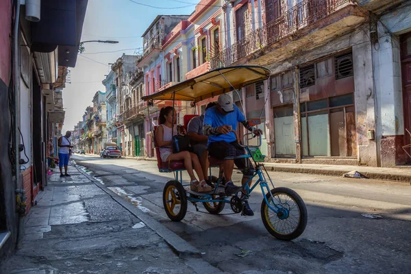 Havana Kuba Mai 2019 Fahrrad Taxifahrer Der Einem Strahlend Sonnigen — Stockfoto