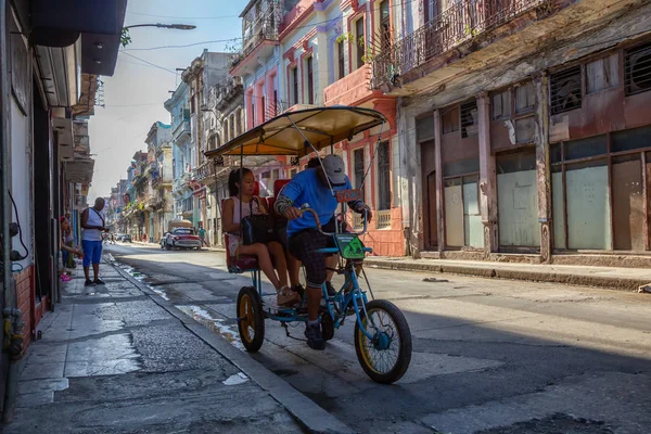 Havana Kuba Mai 2019 Fahrrad Taxifahrer Der Einem Strahlend Sonnigen — Stockfoto