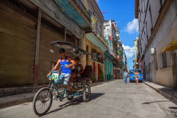 Havana Cuba Mei 2019 Fiets Taxi Chauffeur Rijden Straten Van — Stockfoto