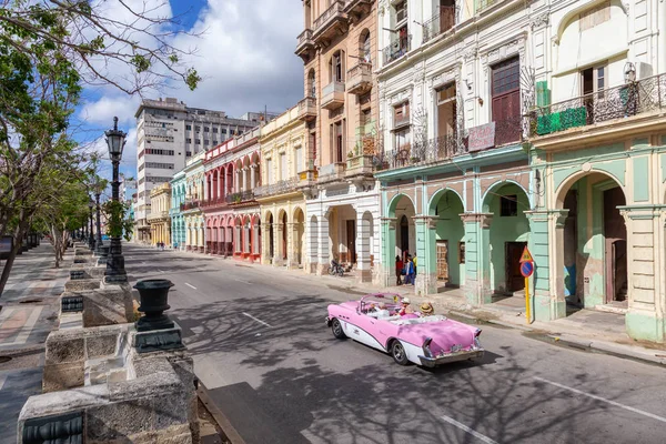 古巴哈瓦那 2019年5月13日 在哈瓦那老城的街道上 在一个充满活力和明亮的阳光明媚的早晨的经典老出租车 — 图库照片