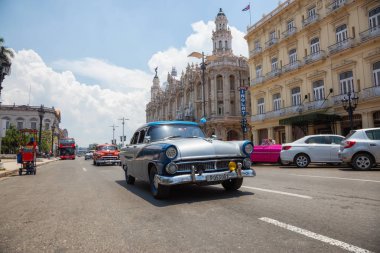 Havana, Küba - 19 Mayıs 2019: Canlı ve parlak güneşli bir günde Eski Havana Şehrinin sokaklarında Klasik Eski Amerikan Arabası.