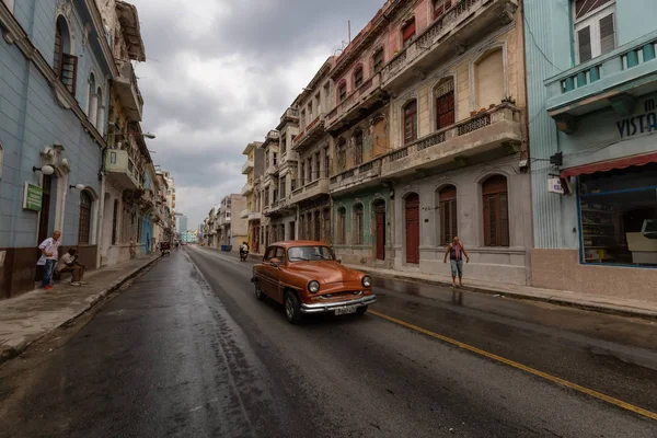 哈瓦那 2019年5月14日 在一个潮湿的雨天 在美丽的哈瓦那老城的街道上的经典老爷车 — 图库照片