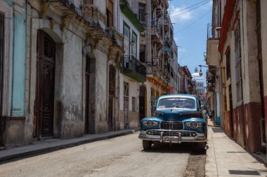 Havana, Küba - 19 Mayıs 2019: Canlı ve parlak güneşli bir günde Eski Havana Şehrinin sokaklarında Klasik Eski Amerikan Arabası.