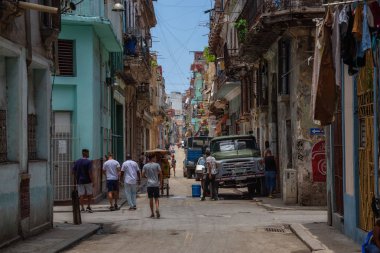 Havana, Küba - 19 Mayıs 2019: Eski Havana City, Küba'nın başkenti, aydınlık ve güneşli bir gün boyunca dezavantajlı yerleşim mahallesokak görünümü.