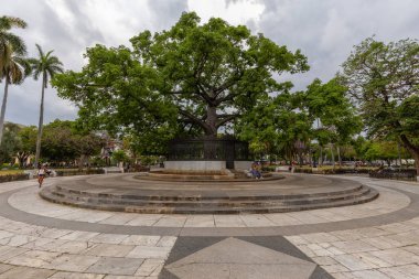 Havana, Küba - 14 Mayıs 2019: Eski Havana City, Küba'nın başkenti, parlak ve güneşli bir gün boyunca bir parkın güzel görünümü.