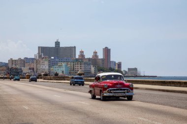 Havana, Küba - 19 Mayıs 2019: Canlı ve parlak güneşli bir günde Eski Havana Şehrinin sokaklarında Klasik Eski Araba.