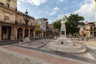 Havana, Küba - 14 Mayıs 2019: Güzel Eski Havana Şehrinin sokak manzarası, Küba'nın başkenti, aydınlık ve güneşli bir günde.