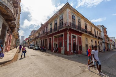 Havana, Küba - 14 Mayıs 2019: Eski Havana City, Küba'nın başkenti, aydınlık ve güneşli bir gün boyunca dezavantajlı konutların sokak görünümü.
